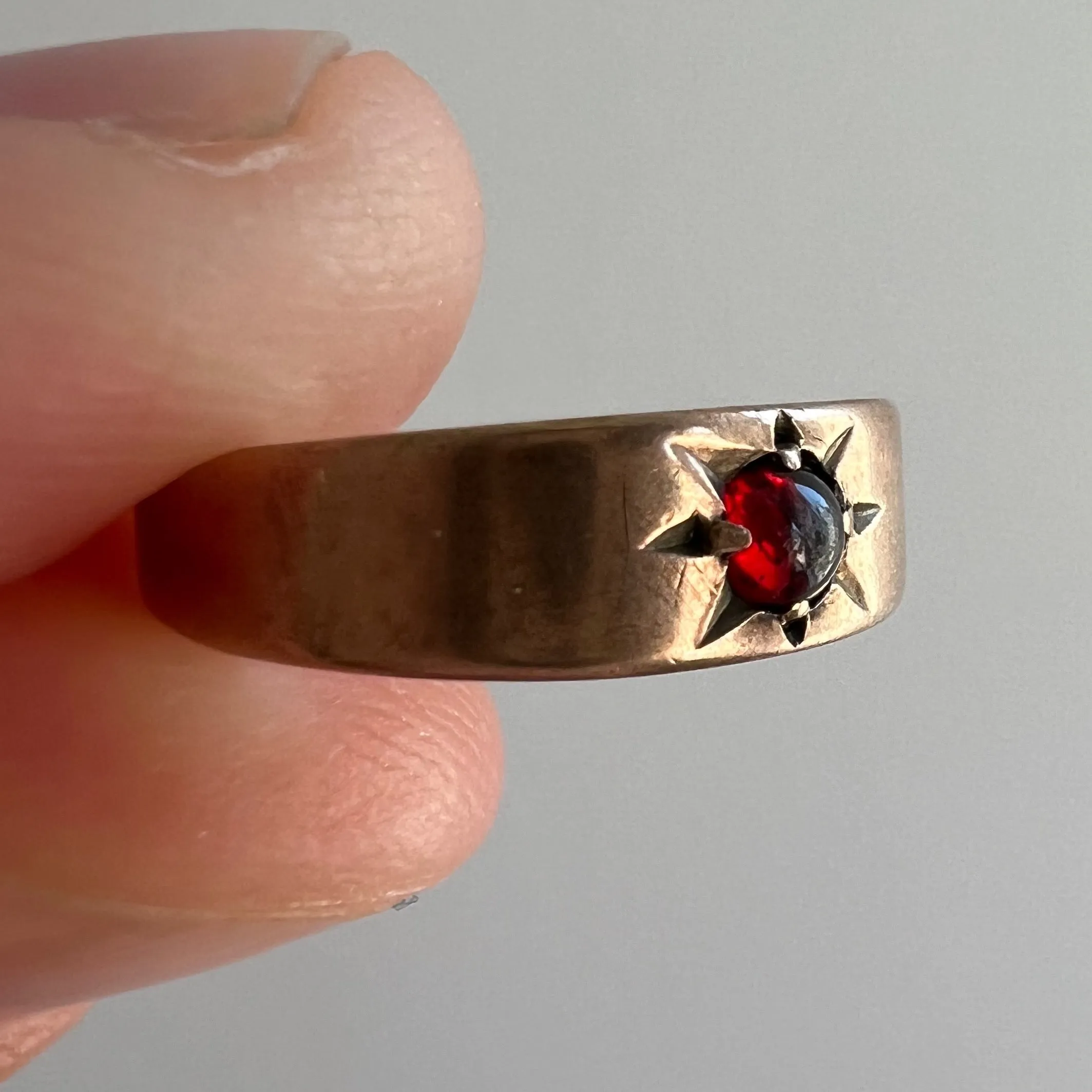 V I N T A G E // new star / tapered almost dome Victorian starburst band with a cabochon red paste stone / 10k wedding band / size 2